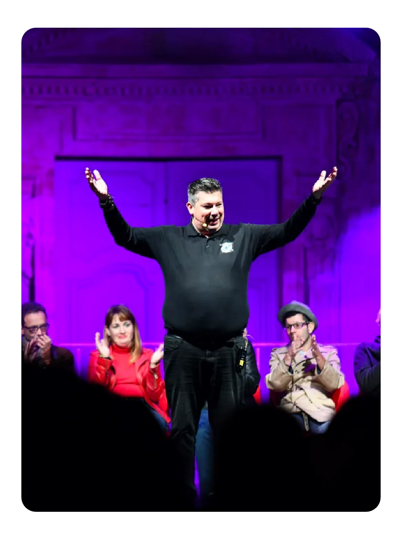 Olivier Reivilo sur scène pendant un spectacle d’hypnose